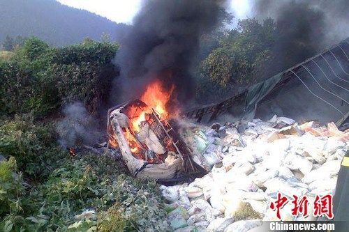 8月1日6時左右，滬昆高速上饒段一貨車側翻著火，駕駛室燒成空殼。圖為事故現場。吳兵章 攝