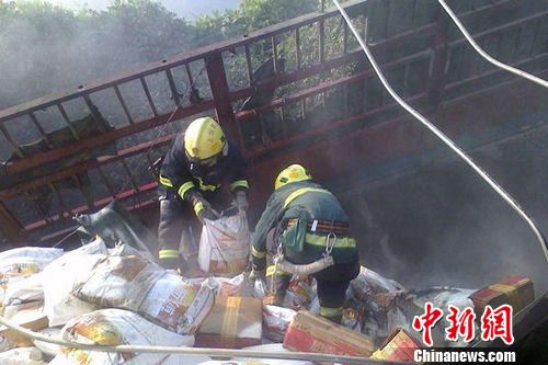 8月1日6時左右，滬昆高速上饒段一貨車側翻著火，駕駛室燒成空殼。圖為消防官兵清理現場。吳兵章 攝